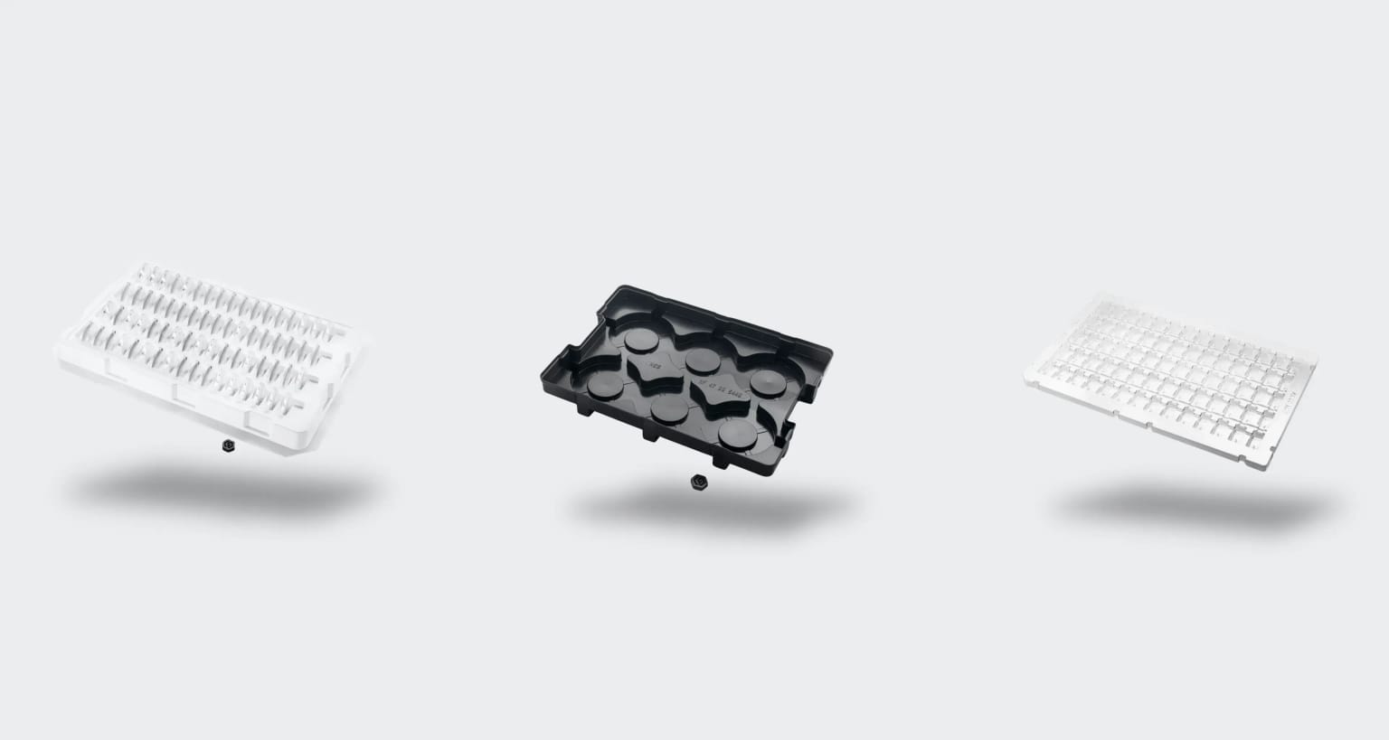 Kunststofftrays und Blister in einer Reihe