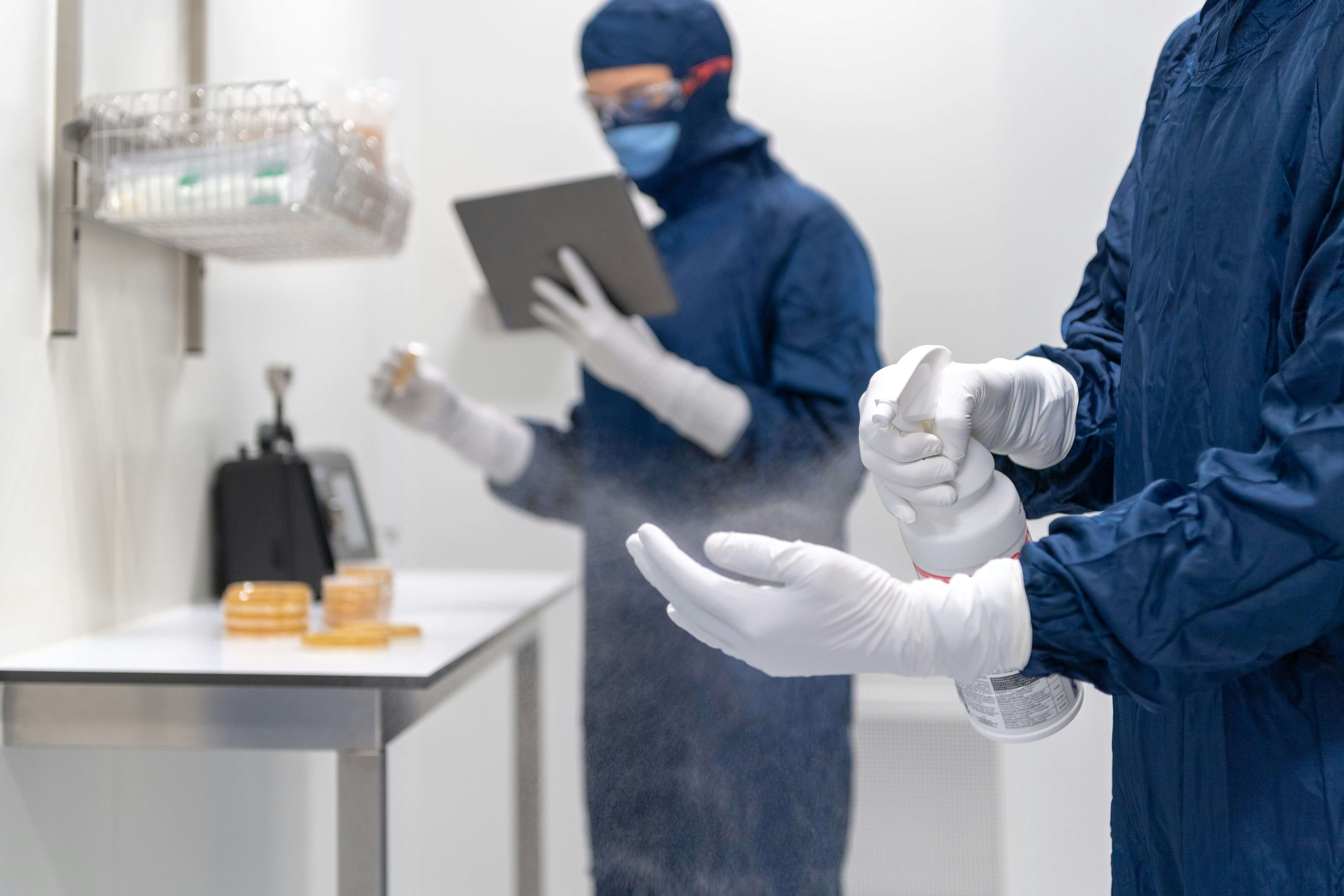 Schutzvorkehrungen bei der Reinraumfertigung